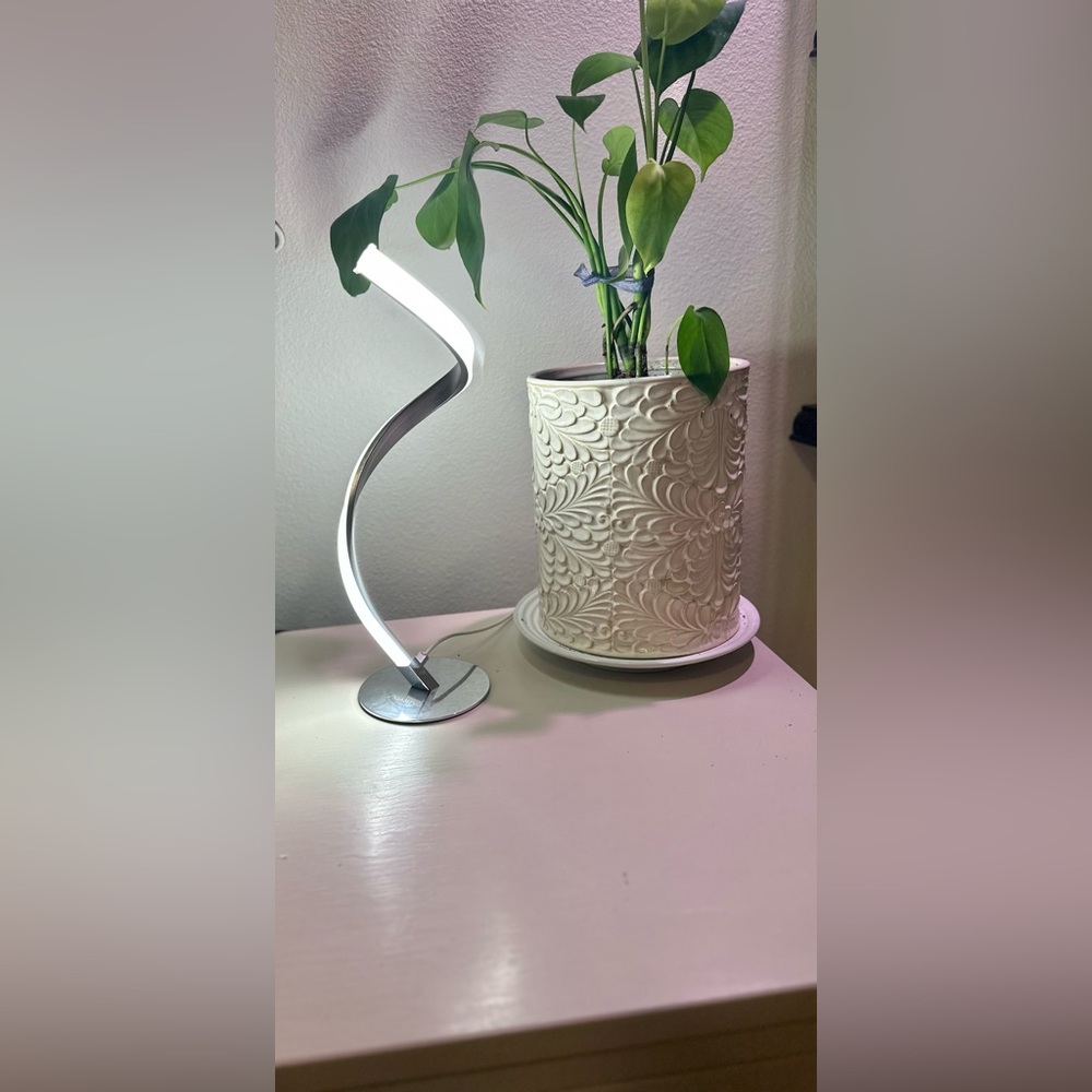 Kaimpon Twisted table top light.